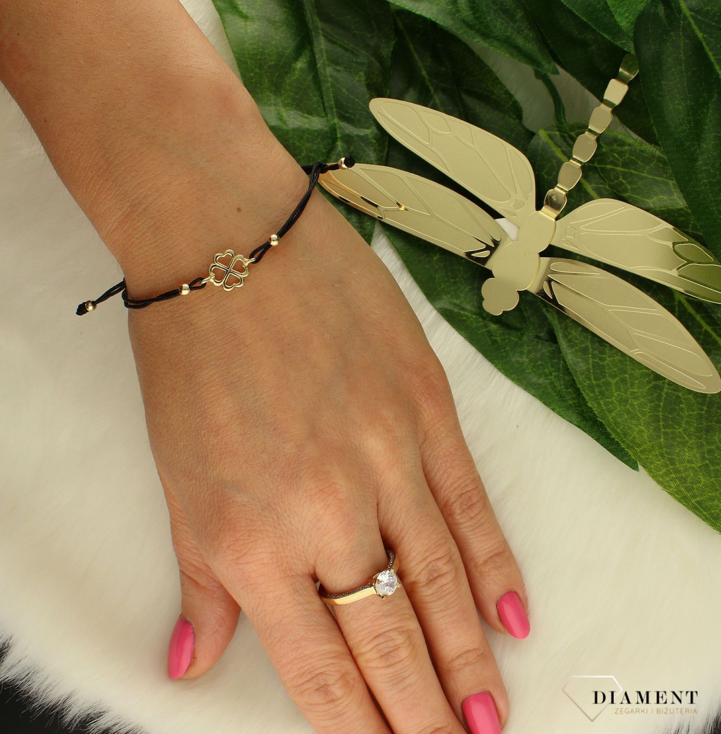 zarny kolor sznurka podkreśla złoty element ozdobny. Bransoletka złota sprawdzi się na co dzień i do stylizacji bardziej eleganckich i wyjściowych. Rozmiar bransoletki jest regulowany poprzez zaciąganie sznureczka (2).jpg